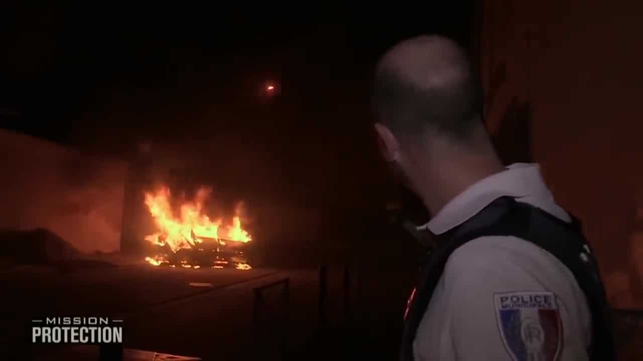 , police municipale; Un véhicule est englouti par les flammes sur un boulevard, incitant un agent de